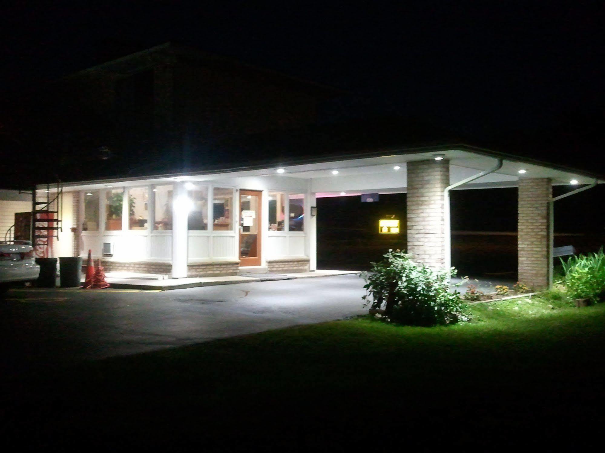 Budget Inn Fairport Extérieur photo