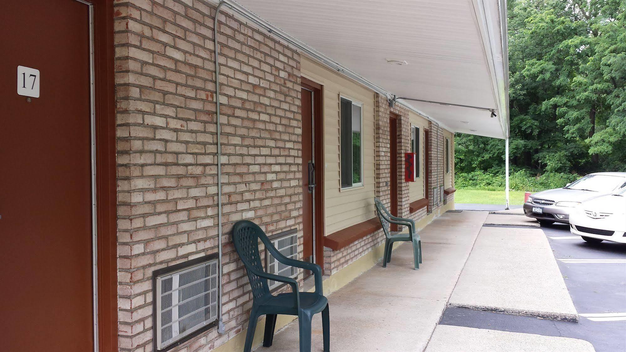 Budget Inn Fairport Extérieur photo