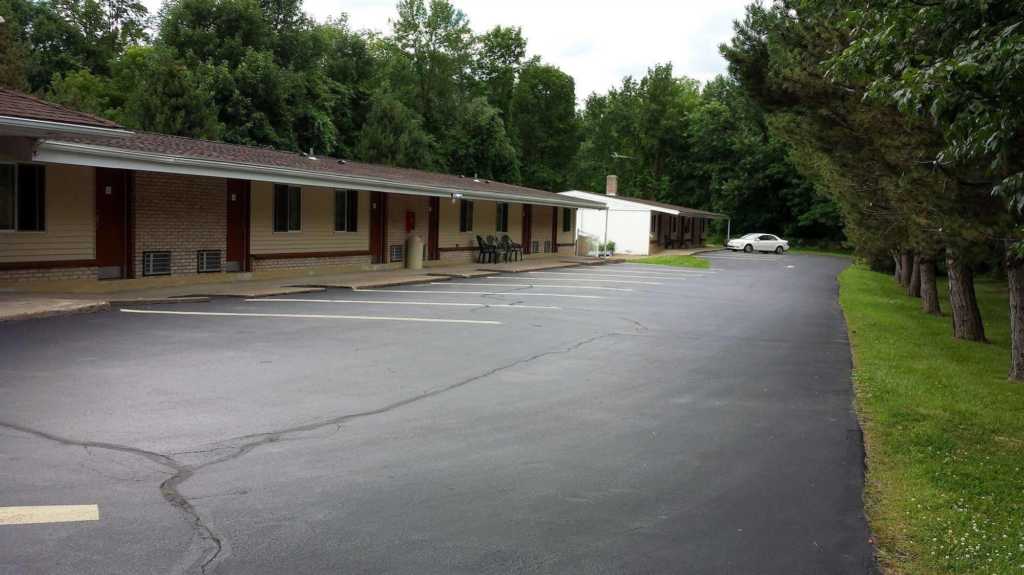 Budget Inn Fairport Extérieur photo